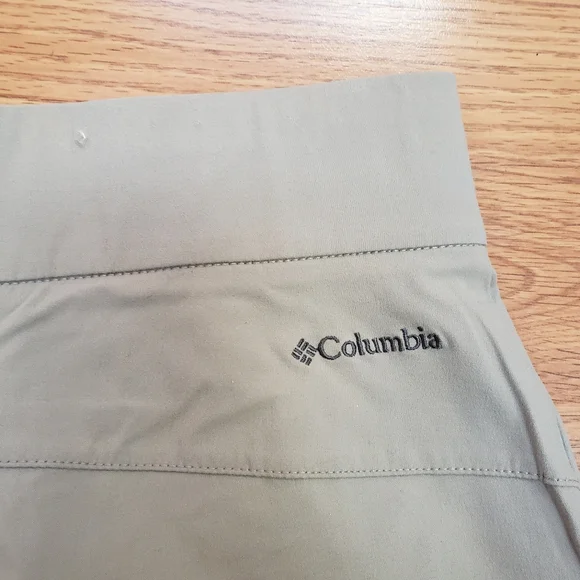 Women's Columbia Shorts - Picture 2 of 4